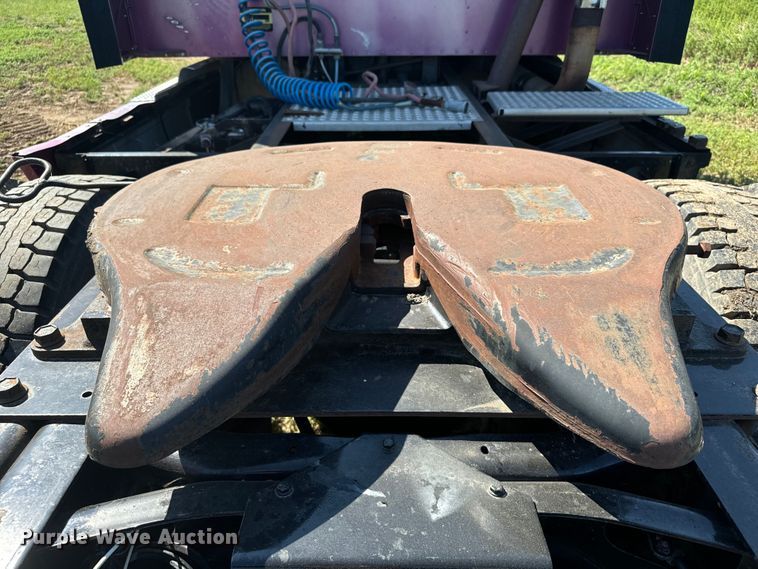 image for item DQ6843 1997 International  9200 Eagle semi truck