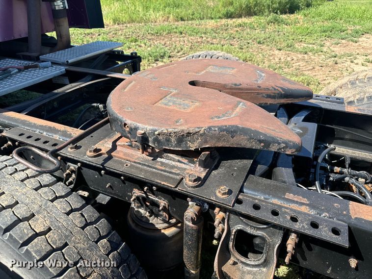 image for item DQ6843 1997 International  9200 Eagle semi truck