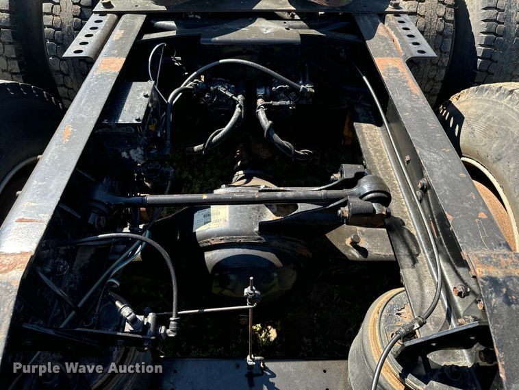 image for item DQ6843 1997 International  9200 Eagle semi truck