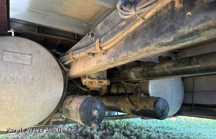 image for item DQ6843 1997 International  9200 Eagle semi truck