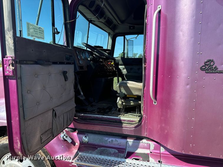 image for item DQ6843 1997 International  9200 Eagle semi truck