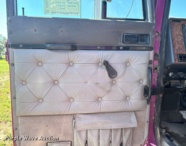 image for item DQ6843 1997 International  9200 Eagle semi truck