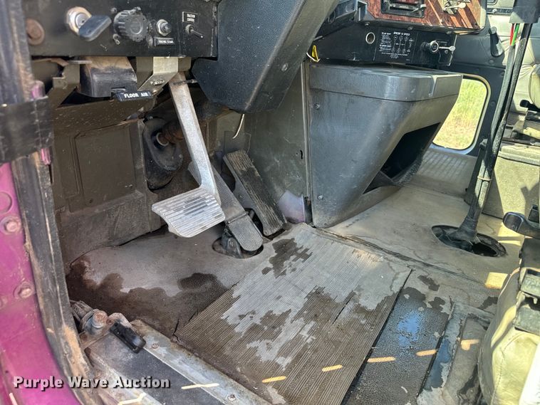 image for item DQ6843 1997 International  9200 Eagle semi truck