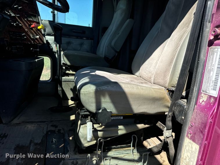 image for item DQ6843 1997 International  9200 Eagle semi truck