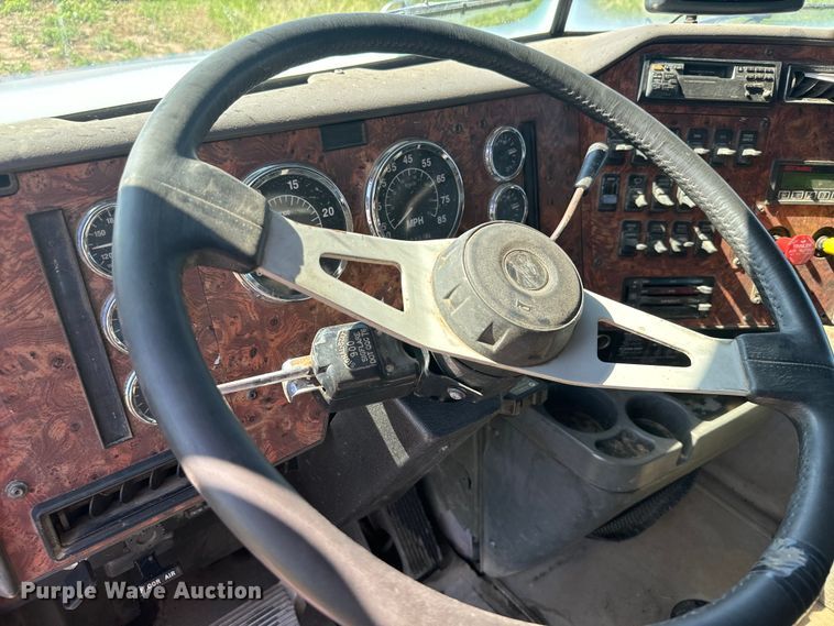 image for item DQ6843 1997 International  9200 Eagle semi truck