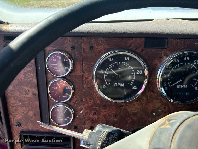 image for item DQ6843 1997 International  9200 Eagle semi truck