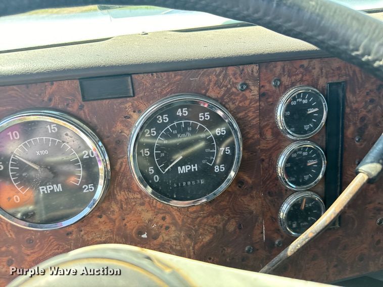 image for item DQ6843 1997 International  9200 Eagle semi truck