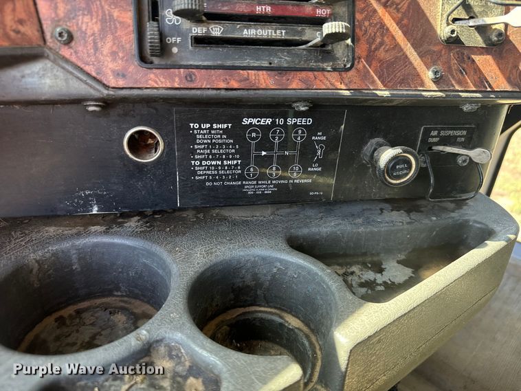 image for item DQ6843 1997 International  9200 Eagle semi truck