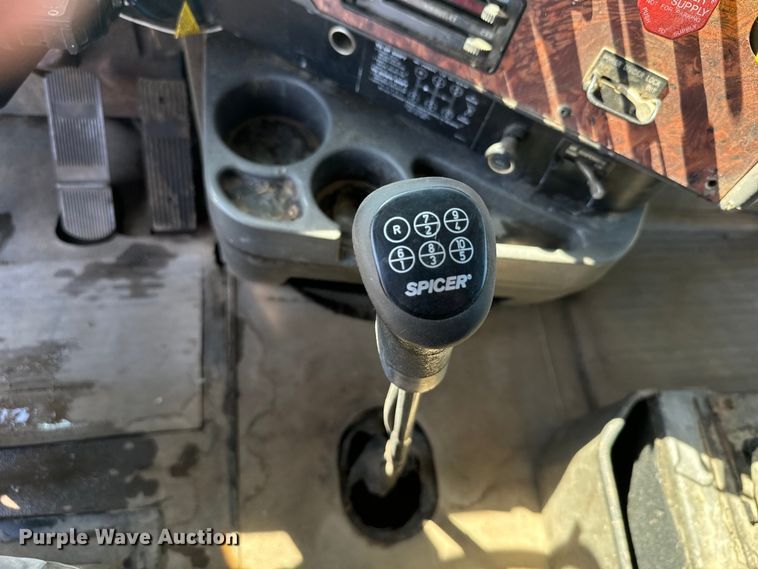 image for item DQ6843 1997 International  9200 Eagle semi truck