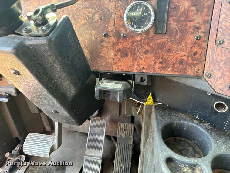 image for item DQ6843 1997 International  9200 Eagle semi truck