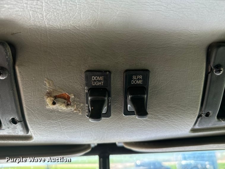 image for item DQ6843 1997 International  9200 Eagle semi truck