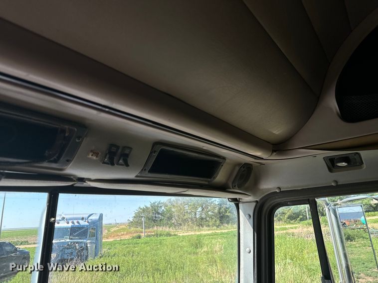 image for item DQ6843 1997 International  9200 Eagle semi truck