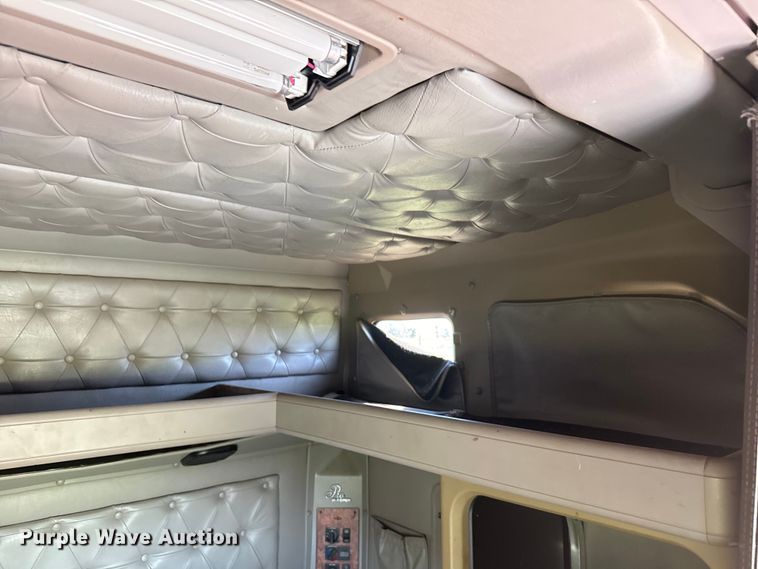 image for item DQ6843 1997 International  9200 Eagle semi truck