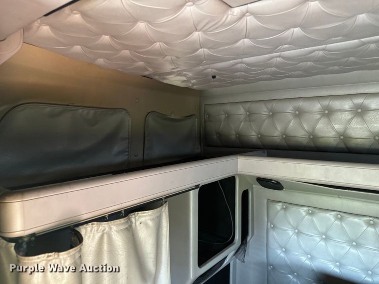 image for item DQ6843 1997 International  9200 Eagle semi truck