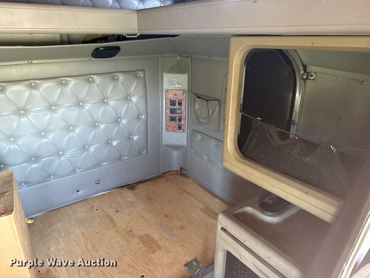 image for item DQ6843 1997 International  9200 Eagle semi truck