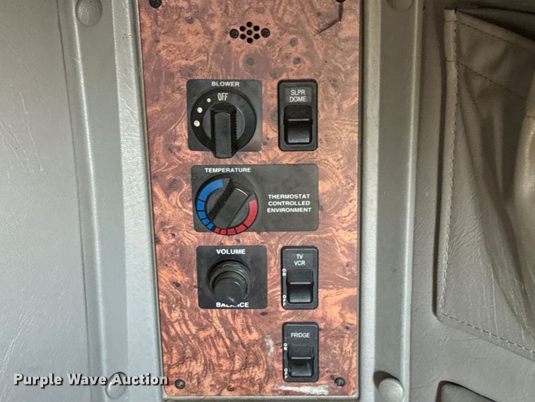 image for item DQ6843 1997 International  9200 Eagle semi truck