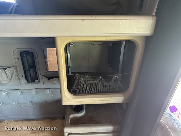 image for item DQ6843 1997 International  9200 Eagle semi truck