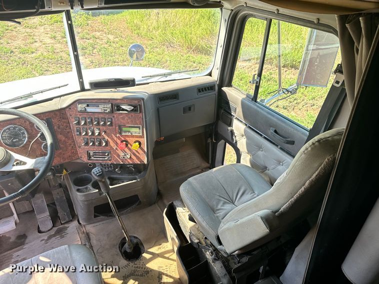 image for item DQ6843 1997 International  9200 Eagle semi truck