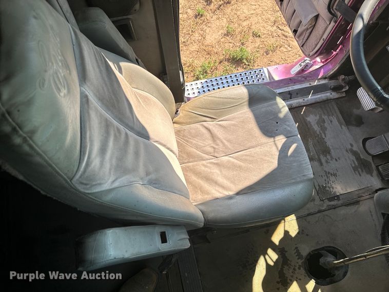 image for item DQ6843 1997 International  9200 Eagle semi truck