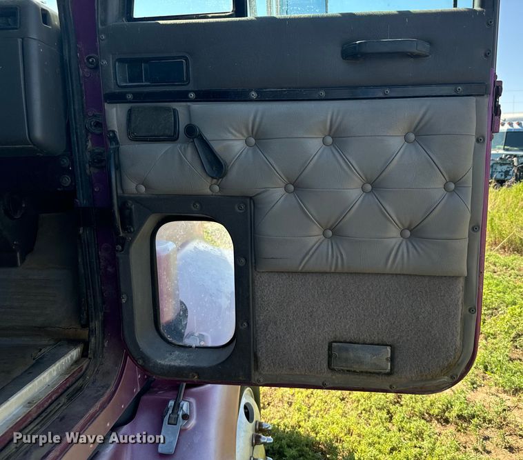 image for item DQ6843 1997 International  9200 Eagle semi truck