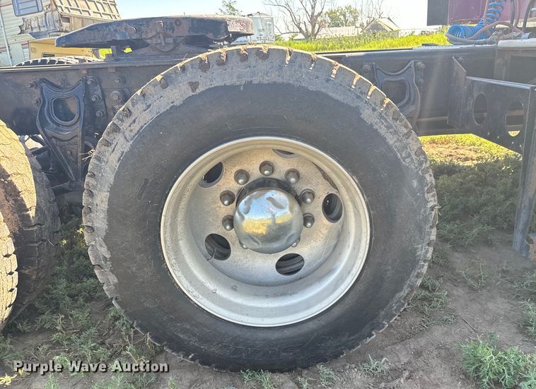 image for item DQ6843 1997 International  9200 Eagle semi truck