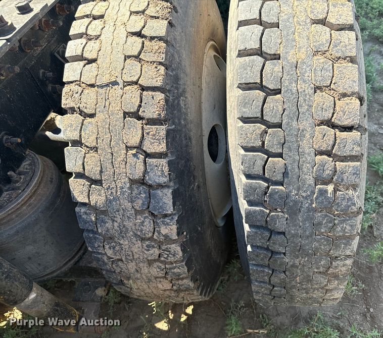 image for item DQ6843 1997 International  9200 Eagle semi truck