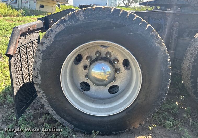 image for item DQ6843 1997 International  9200 Eagle semi truck