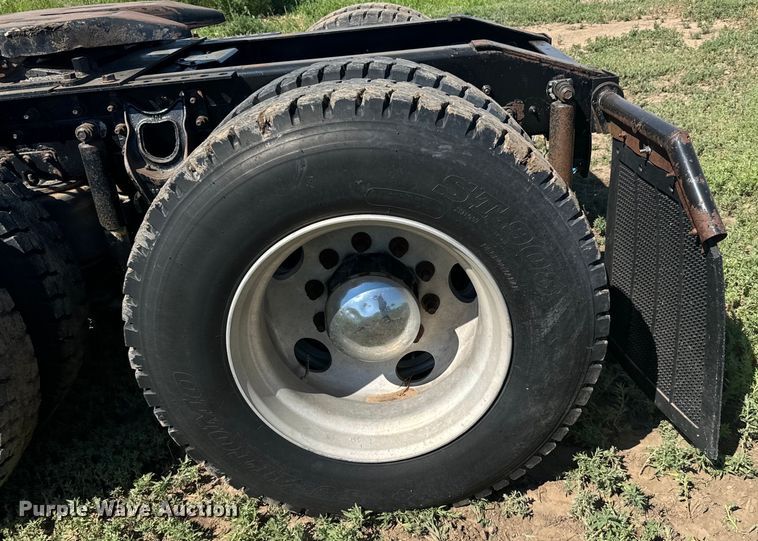 image for item DQ6843 1997 International  9200 Eagle semi truck