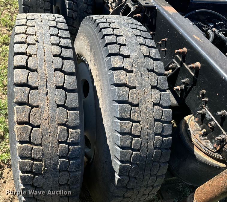 image for item DQ6843 1997 International  9200 Eagle semi truck