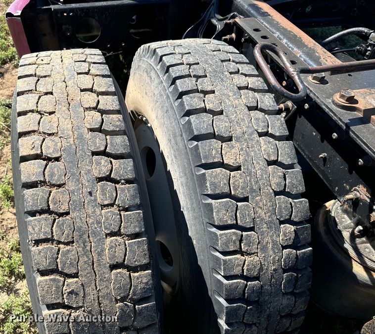 image for item DQ6843 1997 International  9200 Eagle semi truck