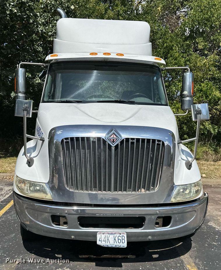 image for item DR2644 2006 International 8600 semi truck