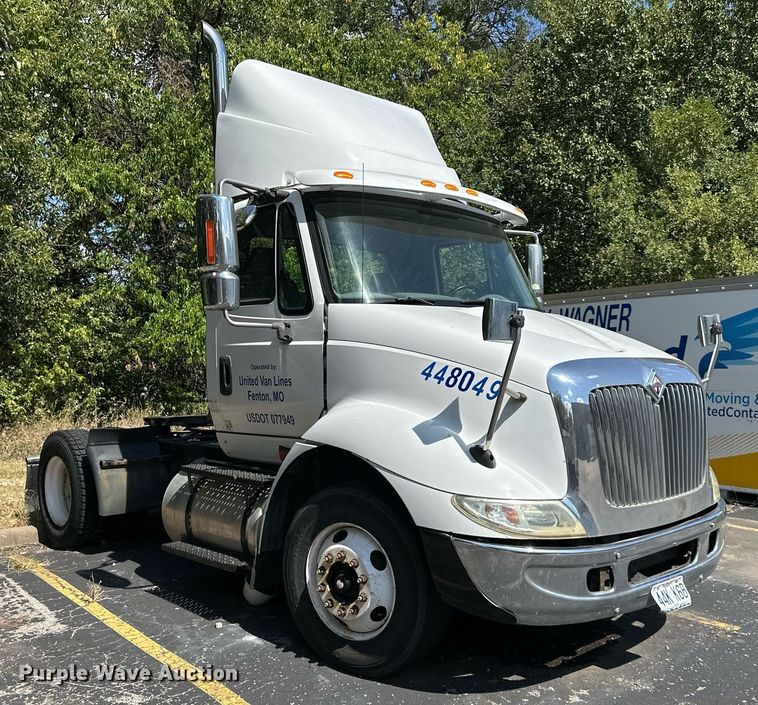 image for item DR2644 2006 International 8600 semi truck