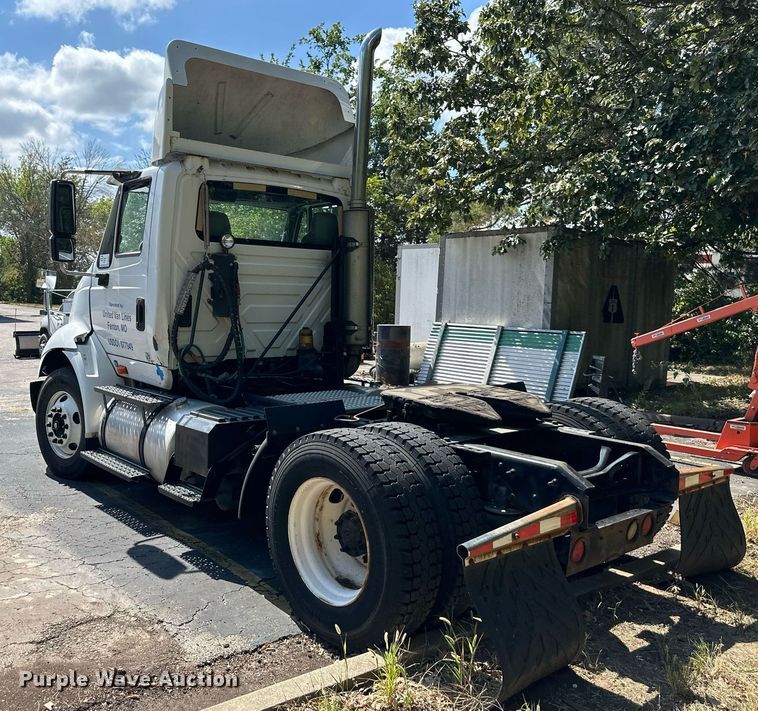 image for item DR2644 2006 International 8600 semi truck