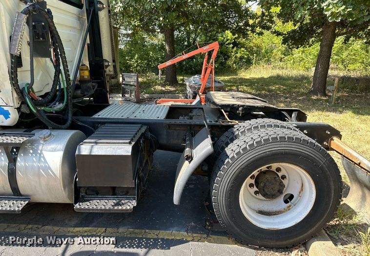 image for item DR2644 2006 International 8600 semi truck