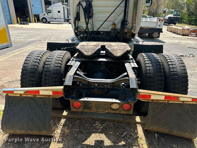 image for item DR2644 2006 International 8600 semi truck