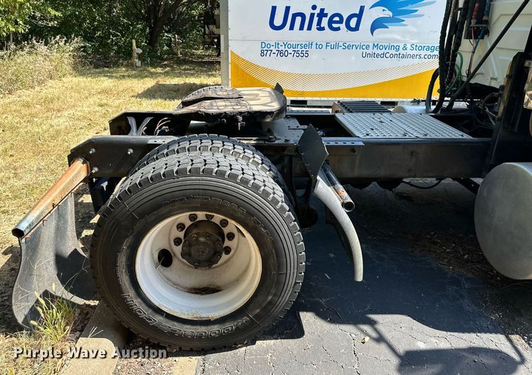 image for item DR2644 2006 International 8600 semi truck