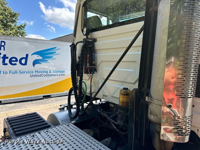 image for item DR2644 2006 International 8600 semi truck