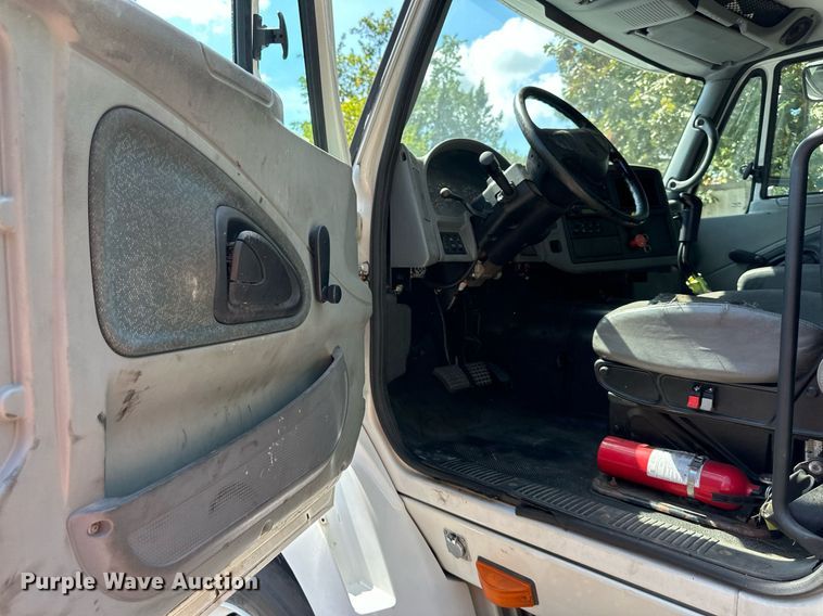 image for item DR2644 2006 International 8600 semi truck