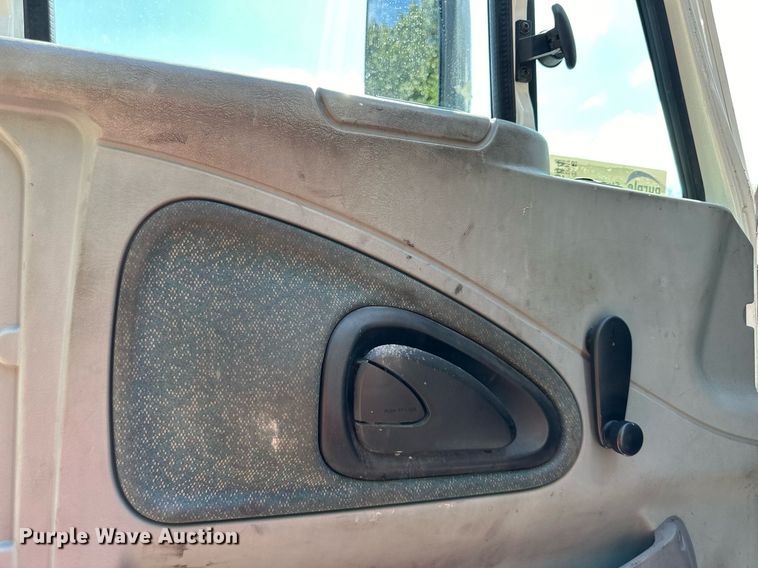 image for item DR2644 2006 International 8600 semi truck