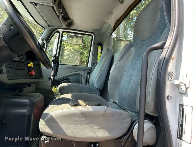 image for item DR2644 2006 International 8600 semi truck