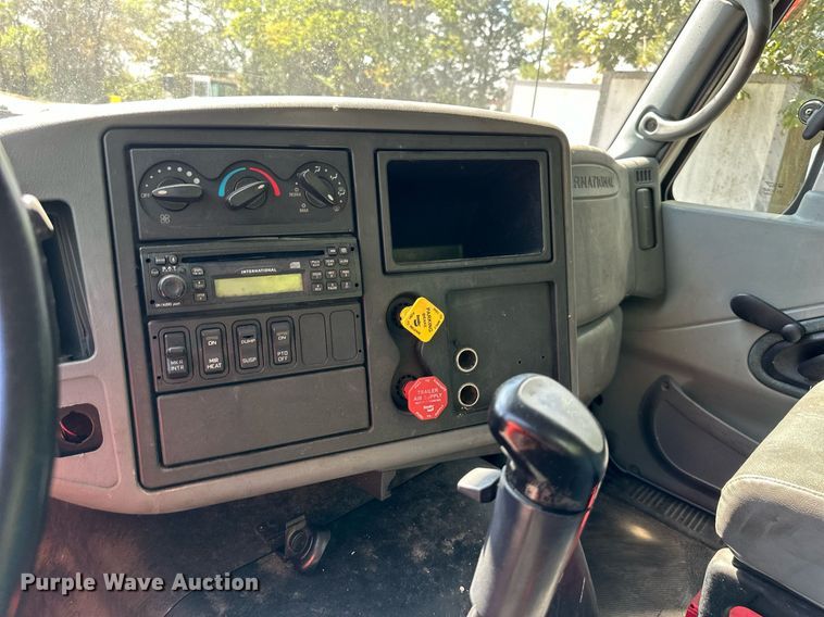 image for item DR2644 2006 International 8600 semi truck