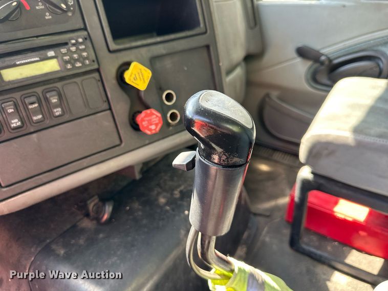 image for item DR2644 2006 International 8600 semi truck