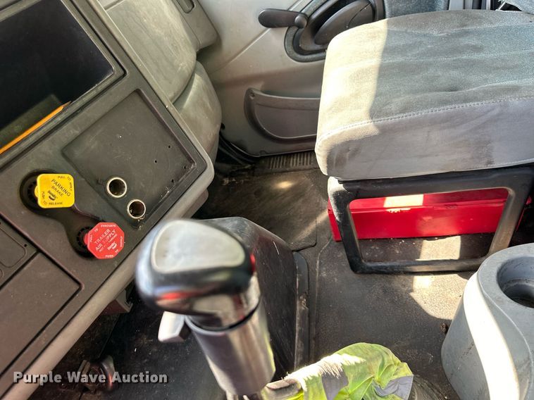 image for item DR2644 2006 International 8600 semi truck