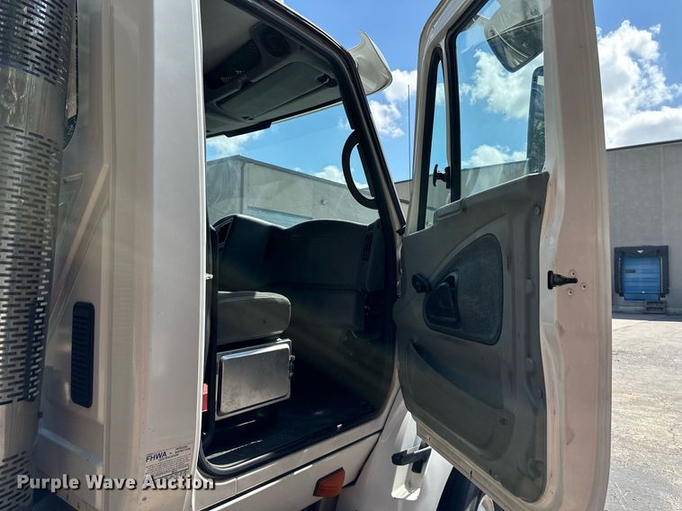 image for item DR2644 2006 International 8600 semi truck