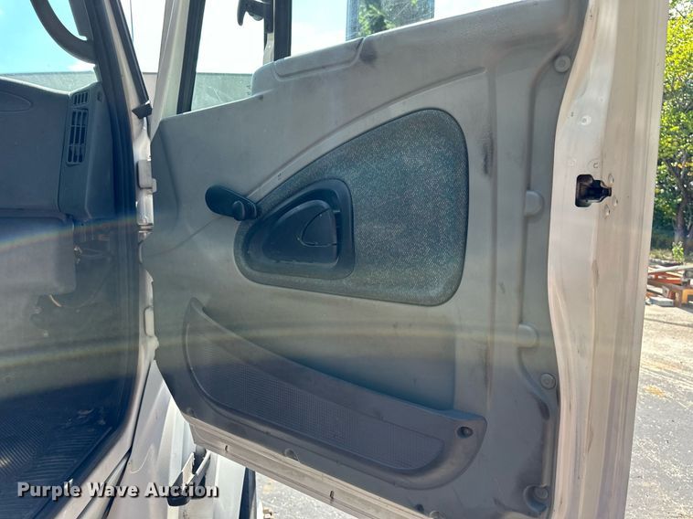 image for item DR2644 2006 International 8600 semi truck