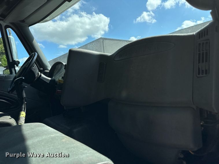 image for item DR2644 2006 International 8600 semi truck