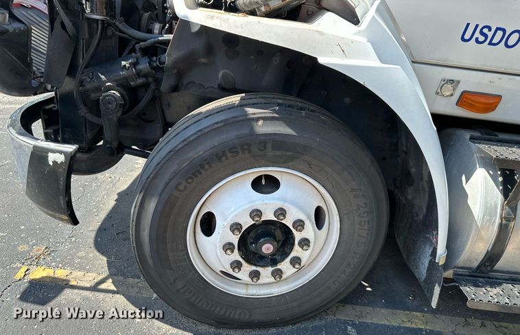 image for item DR2644 2006 International 8600 semi truck