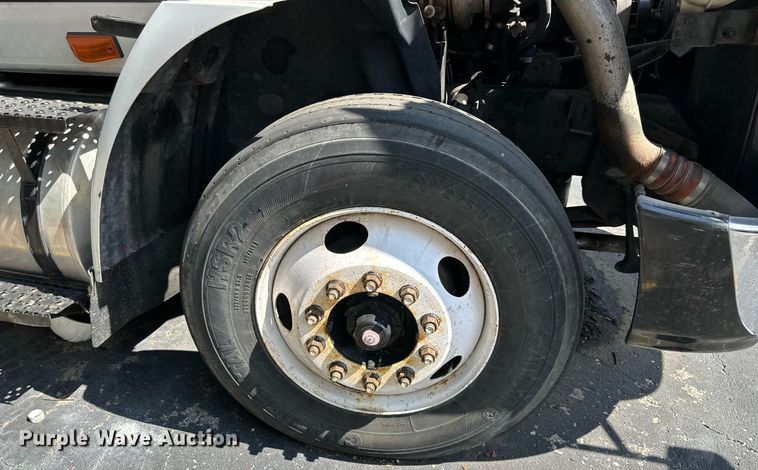 image for item DR2644 2006 International 8600 semi truck