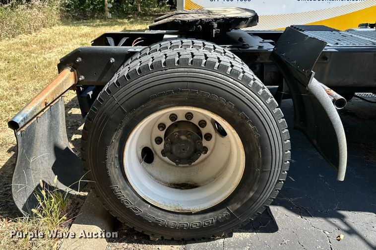 image for item DR2644 2006 International 8600 semi truck