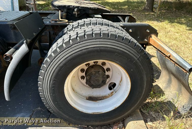 image for item DR2644 2006 International 8600 semi truck